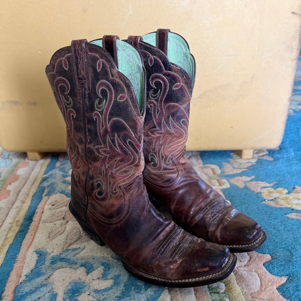Ariat 8B